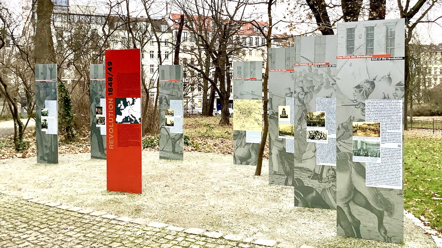 Außenausstellung am Friedhof der Märzgefallenen: Stelengruppe mit Informationstexten und Bildern zur Märzrevolution 1848/49.
